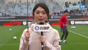美女记者报道：足协超级杯雨势较大，对比赛有一定的影响